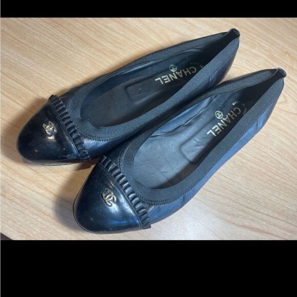 CHANEL VTG BLACK LEATHER GOLD CC LOGO BALLERINA FLATS SIZE 38 1/2 - Picture 1 of 8